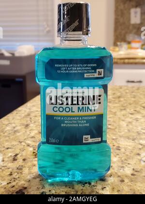 Nahaufnahme einer Flasche Mundwasser der Marke Listerine Cool Mint im heimischen Raum, San Ramon, Kalifornien, 23. September 2019. () Stockfoto