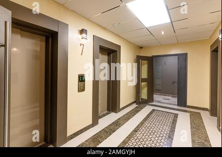 Russland, Moskau - 08. September 2019: Innenraum öffentlicher Platz, Treppenhaus Stockfoto