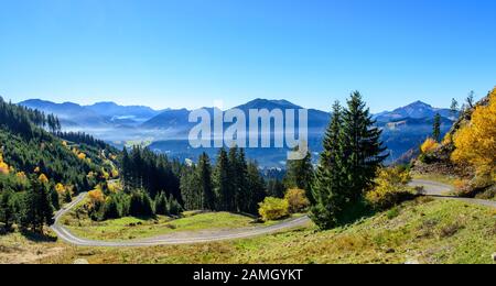 Mystic Blick auf das Alpenvorland in der Nähe von Wertach im bayerischen Allgäu an einem nebligen Oktober Morgen Stockfoto