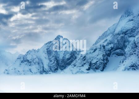 Wunderschönes tiefblaues Panorama der Winterlandschaft mit Bergen, Dombaj, Russland Stockfoto