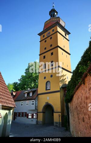 Das Segringer Tor in Dinkelsbühl ist eine Stadt in Bayern mit vielen historischen Sehenswürdigkeiten Stockfoto