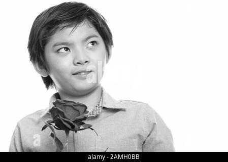 Nahaufnahme von cute Japanese boy Holding rote Rose und Denken Stockfoto