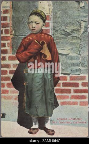 Illustrierte Postkarte einer jungen chinesischen Aristokratin, die traditionelle Kleidung trägt, in Chinatown in San Francisco, Kalifornien, Vereinigte Staaten, herausgegeben von Pacific Novelty Co, 1912. Aus der New York Public Library. () Stockfoto