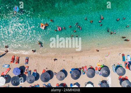 Luftaufnahme Aus dem Flying Drone Der Menschen Mit Spaß, Spiel Und Entspannung Im Wasser In Der Parga-Gegend, Ionischen Meer, Epirus, Griechenland Stockfoto