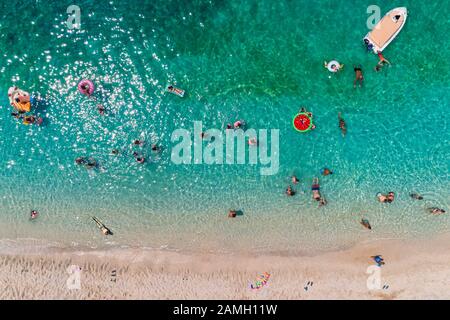 Luftaufnahme Aus dem Flying Drone Der Menschen Mit Spaß, Spiel Und Entspannung Im Wasser In Der Parga-Gegend, Ionischen Meer, Epirus, Griechenland Stockfoto