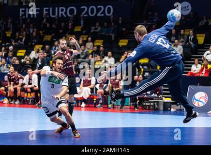 Trondheim, Norwegen. Januar 2020. Handball: Europameisterschaft, Lettland - Deutschland, Vorrunde, Gruppe C, 3. Spieltag. Gegen den lettischen Torhüter Edgars Kuksa erzielt Deutschlands Uwe Gensheimer (l) ein Tor. Kredit: Robert Michael / dpa-Zentralbild / dpa / Alamy Live News Stockfoto