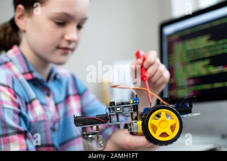 Weibliche Schülerin Baurobot Car In School Science Lektion Stockfoto