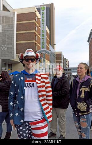 Mann mit einem Trumpf hat 2020, USA Shirt und US Patriot Kleidung in den Straßen von Toledo, Ohio, wartet der Trumpf Wiederwahl Rallye ein. Stockfoto