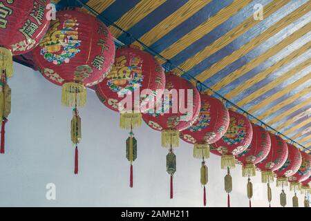 Chinesische Laternen mehrfarbig im chinesischen Tempel im Hintergrund des Tages Stockfoto