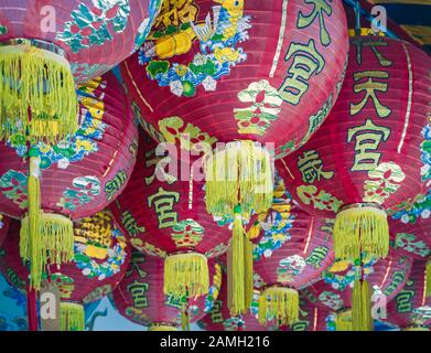 Chinesische Laternen mehrfarbig im chinesischen Tempel im Hintergrund des Tages Stockfoto