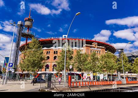 Barcelona, SPANIEN - 8. OKTOBER 2019: Las Arenas de Barcelona in Spanien. Die Stierkampfarena wurde 1900 eingeweiht und 1999 zum Einkaufszentrum umgebaut. Stockfoto