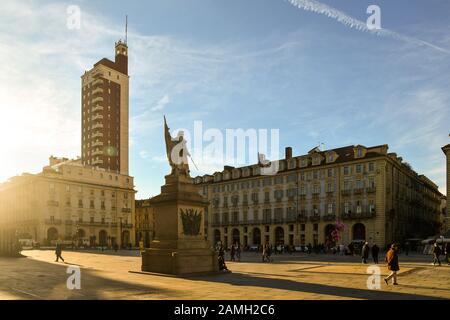 Piazza Castello im Stadtzentrum mit dem Denkmal für den Soldaten der sardischen Armee und dem Wolkenkratzer des Littoria Tower, Turin, Piemont, Italien Stockfoto