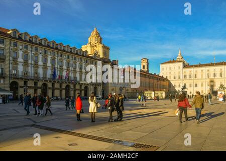 Blick auf den Platz Piazza Castello mit der Kuppel der Königlichen Kirche San Lorenzo und den Königspalast an einem sonnigen Wintertag, Turin, Piemont, Italien Stockfoto