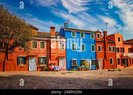 Farbige Häuser in der Stadt auf der Insel. Es ist eine Insel in der Nähe von Venedig, Italien. Stockfoto