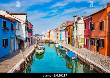 Ein Seekanal mit Booten im Zentrum von Burano bei Venedig in Italien Stockfoto