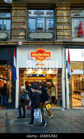 Außenansicht der Fast-Food-Chips in Amsterdam, einer niederländischen Marke, die Kartoffelchips und gebratene Straßennahrung im historischen Zentrum von Turin, Piemont, Italien verkauft Stockfoto