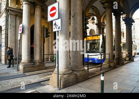 51 Linienbus, der an der Kreuzung zwischen Der Via Milano und Der Via Garibaldi Straße im Stadtzentrum von Turin, Piemont, Italien, unter der Arkade vorbeiführt Stockfoto