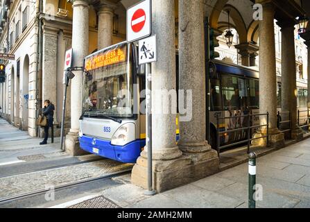 51 Linienbus, der an der Kreuzung zwischen Der Via Milano und Der Via Garibaldi Straße im Stadtzentrum von Turin, Piemont, Italien, unter der Arkade vorbeiführt Stockfoto