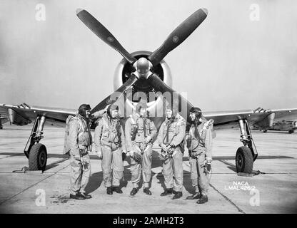 Foto einer Gruppe von Forschungspiloten (von links) Mel Gough, Herb Hoover, Jack Reeder, Steve Cavallo und Bill Gray, die vor einem P-47 Thunderbolt Fighter in Langley, Virginia, USA, 1945 stehen. Mit freundlicher Genehmigung der NASA. () Stockfoto