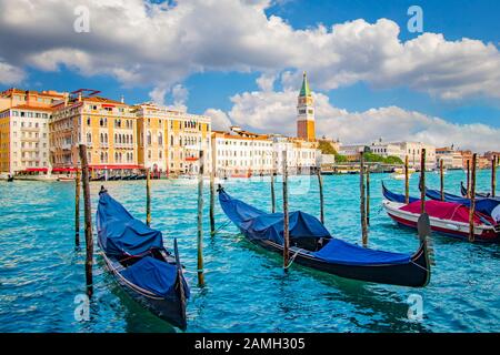 Schöner Blick auf die traditionelle Gondel auf dem Canal Grande mit dem Campanile von St. Mark, San Marco, Venedig, Italien. Stockfoto