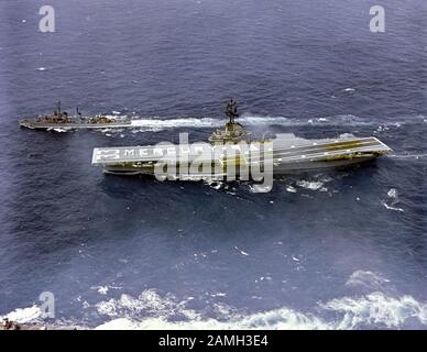 Die Crew der U.S.S.G. Kearsarge machte auf dem Flugdeck des Schiffes die Worte 'Mercury 9', während er auf dem Weg zum Erholungsgebiet war, wo Astronaut Gordon Cooper voraussichtlich in seiner 'Faith 7' Mercury Raumkapsel, am 15. Mai 1963, niederspritzen wird. Bild mit freundlicher Genehmigung der NASA. () Stockfoto