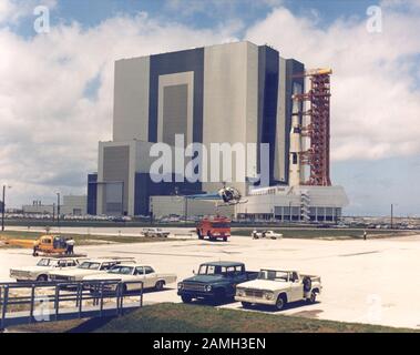 Der Transporter, der das Raumfahrzeug Apollo 11 Saturn V und die mobile Trägerrakete aus dem Vehicle Assembly Building zum Hardstand auf Dem Startkomplex 39A, Kennedy Space Center, Florida, Vereinigte Staaten, 20. Mai 1969 mitführt. Bild mit freundlicher Genehmigung der NASA. () Stockfoto