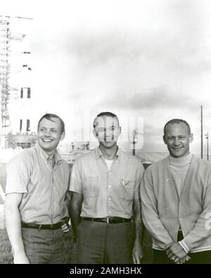 NASA Apollo 11 Flight Crew, Neil A. Armstrong, Kommandant, Michael Collins, Command Module Pilot, und Edwin E. Aldrin Jr. Lunar Module Pilot, in der Nähe des Apollo/Saturn V Space Vehicle im Kennedy Space Center, Merritt Island, Florida, Vereinigte Staaten, 16. Juli 1969. Bild mit freundlicher Genehmigung der NASA. () Stockfoto