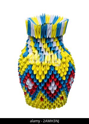 3D-Origami auf weißem Hintergrund isoliert. Handgefertigte Vase. Stockfoto