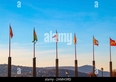 Flaggen auf dem Hügel bei der Buda-Burg in Budapect, Ungarn. Stockfoto