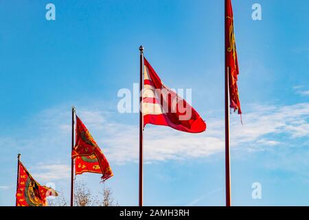 Flaggen auf dem Hügel bei der Buda-Burg in Budapect, Ungarn. Stockfoto