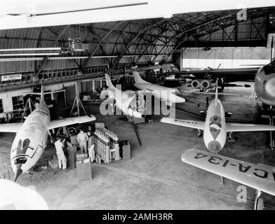 Naca-Flugzeug in einem Hangar auf der Südbasis der Edwards Air Force Base: Drei D-558-2s, D-558-1 und A B-47, mit den X-4 und F-51 im Hintergrund, Kern County, Kalifornien, Vereinigte Staaten, 1953. Bild mit freundlicher Genehmigung der NASA. () Stockfoto