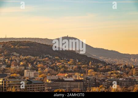 Blick auf die Buda-Burg bei Sonnenuntergang der Stadt Budapest, Ungarn. Stockfoto