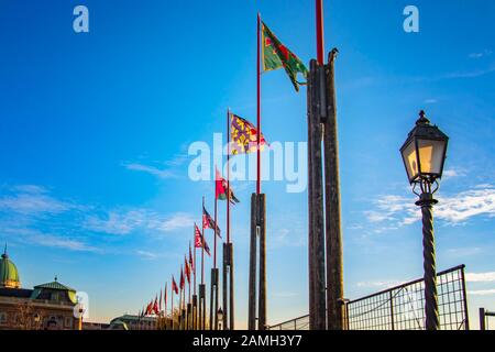 Flaggen auf dem Hügel bei der Buda-Burg in Budapect, Ungarn. Stockfoto