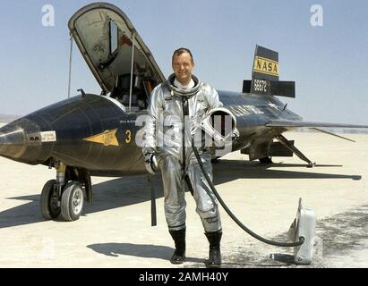 Foto des NASA-Forschungspiloten Bill Dana neben der nordamerikanischen X-15, einem hyperschallgetriebenen Flugzeug mit Raketenantrieb, 24. Oktober 1967. Bild mit freundlicher Genehmigung der NASA. () Stockfoto