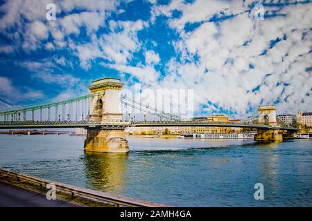 Szechenyi lanchid, Kettenbrücke in Budapest, Ungarn. Im Hintergrund steht blauer Himmel. Stockfoto