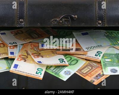 Euro-Banknoten in Holzschatzkiste, Nahaufnahme Stockfoto