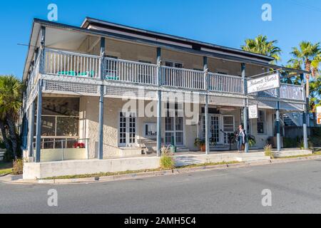 6. Januar 2020, CEDAR KEY, FL: Das Island Hotel and Restaurant, erbaut 1859, ist ein beliebter Wahrzeichen der Innenstadt von Cedar Key. Stockfoto