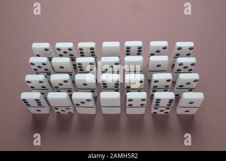 Domino-Spielsteine, die für das Tischspiel von Dominos verwendet werden. Fliesen in 4 Reihen mit 7 Kacheln angeordnet. Stockfoto