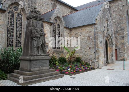Kirche saint-pierre und Kriegsdenkmal in crozon (bretagne - frankreich) Stockfoto