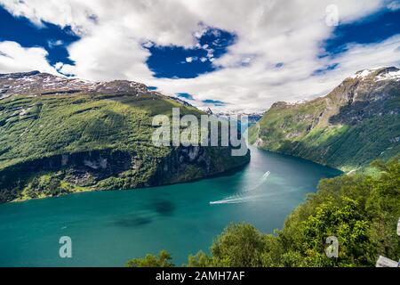Geiranger Fjord, Norwegen - Juni 2019: Geiranger Fjord, Schöne Natur Norwegen. Es ist ein 15 Kilometer langer Abzweig vom Sunnylvsfjorden, der A ist Stockfoto