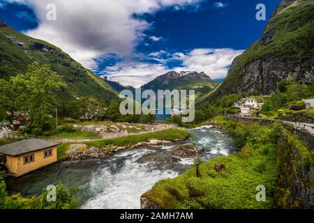 Geiranger Fjord, Norwegen - Juni 2019: Geiranger Fjord, Schöne Natur Norwegen. Es ist ein 15 Kilometer langer Abzweig vom Sunnylvsfjorden, der A ist Stockfoto