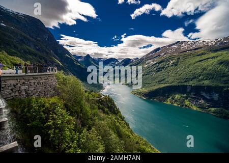 Geiranger Fjord, Norwegen - Juni 2019: Geiranger Fjord, Schöne Natur Norwegen. Es ist ein 15 Kilometer langer Abzweig vom Sunnylvsfjorden, der A ist Stockfoto