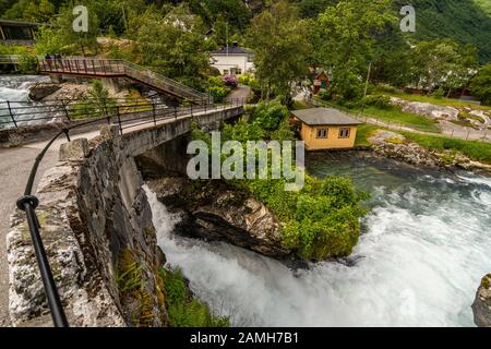 Geiranger Fjord, Norwegen - Juni 2019: Geiranger Fjord, Schöne Natur Norwegen. Es ist ein 15 Kilometer langer Abzweig vom Sunnylvsfjorden, der A ist Stockfoto