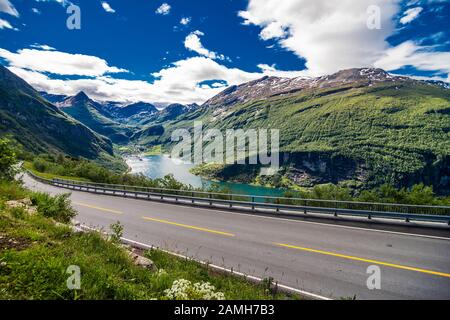 Geiranger Fjord, Norwegen - Juni 2019: Geiranger Fjord, Schöne Natur Norwegen. Es ist ein 15 Kilometer langer Abzweig vom Sunnylvsfjorden, der A ist Stockfoto