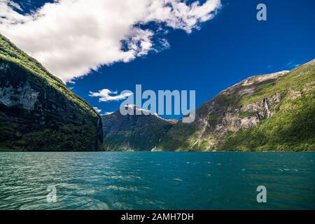 Geiranger Fjord, Norwegen - Juni 2019: Geiranger Fjord, Schöne Natur Norwegen. Es ist ein 15 Kilometer langer Abzweig vom Sunnylvsfjorden, der A ist Stockfoto