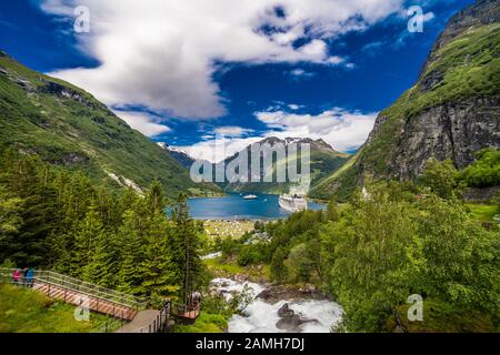 Geiranger Fjord, Norwegen - Juni 2019: Geiranger Fjord, Schöne Natur Norwegen. Es ist ein 15 Kilometer langer Abzweig vom Sunnylvsfjorden, der A ist Stockfoto