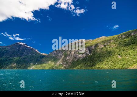 Geiranger Fjord, Norwegen - Juni 2019: Geiranger Fjord, Schöne Natur Norwegen. Es ist ein 15 Kilometer langer Abzweig vom Sunnylvsfjorden, der A ist Stockfoto