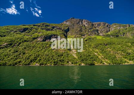 Geiranger, Norwegen - Juni 2019: Hurtigruten Kreuzfahrtschiff auf dem Geirangerfjord, einem der beliebtesten Reiseziele in Norwegen und der UNESCO-Welt Stockfoto