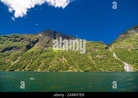 Geiranger, Norwegen - Juni 2019: Hurtigruten Kreuzfahrtschiff auf dem Geirangerfjord, einem der beliebtesten Reiseziele in Norwegen und der UNESCO-Welt Stockfoto