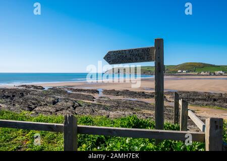 Tarka Trail und Fußwegschild An Der Croyde Bay, North Devon, Großbritannien Stockfoto